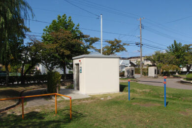 
                                        <span class="series">GEO フラット　トップライト </span>                                        <span class="area">山形県 酒田市</span>                                        <span class="number">GE1FAS-H</span>                                        <span class="method">公園トイレ</span>                                        <span class="snow">耐積雪：1.5m</span>                                                                                <span class="carry">搬入車両：10～13t車</span>                                        <span class="exterior">外装：吹付塗装</span>                                        <span class="biko">備考：多目的　冬季閉鎖型</span>                                                                        