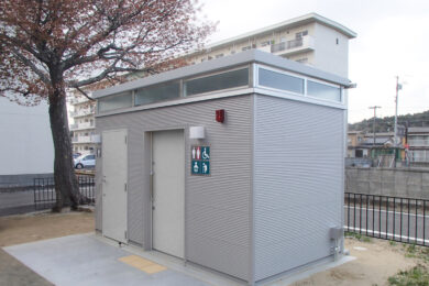 
                                        <span class="series">RHODES サイドライト </span>                                        <span class="area">福島県 南相馬市</span>                                        <span class="number">RH-02FCE-3820</span>                                        <span class="method">公園トイレ</span>                                        <span class="snow">耐積雪：1.5m</span>                                                                                <span class="carry">搬入車両：4～6t車</span>                                        <span class="exterior">外装：その他</span>                                        <span class="biko">備考：バリアフリー＋男子　寒冷地仕様　金属系サイディング</span>                                                                        