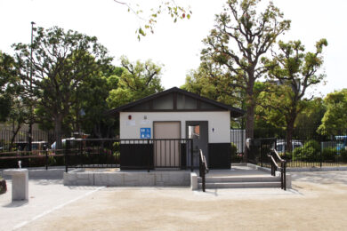 
                                        <span class="series">RHODES 切妻タイプ 和風タイプ </span>                                        <span class="area">東京都 葛飾区</span>                                        <span class="number">RH-02MCE-4020</span>                                        <span class="method">公園トイレ</span>                                        <span class="snow">耐積雪：0.4m</span>                                                                                <span class="carry">搬入車両：4～6t車</span>                                        <span class="exterior">外装：窯業系サイディング</span>                                        <span class="biko">備考：バリアフリー＋男子　葛飾区仕様</span>                                                                        