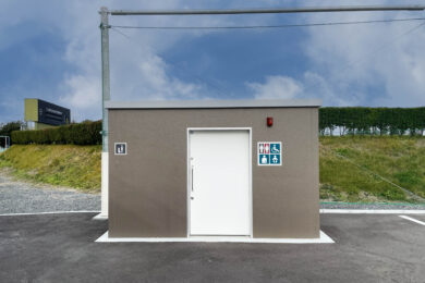 
                                        <span class="series">GEO フラット　トップライト </span>                                        <span class="area">宮城県 美里町</span>                                        <span class="number">GE1FL-MH</span>                                        <span class="method">テニスコートトイレ</span>                                        <span class="snow">耐積雪：1.5m</span>                                                                                <span class="carry">搬入車両：10～13t車</span>                                        <span class="exterior">外装：吹付塗装</span>                                        <span class="biko">備考：バリアフリー＋男子　冬季閉鎖</span>                                                                        