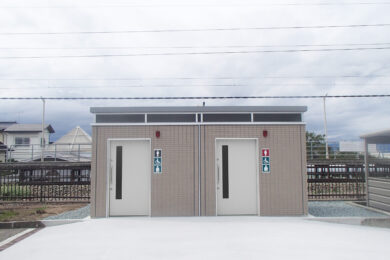 
                                        <span class="series">GEO フラット　サイドライト </span>                                        <span class="area">山形県 天童市</span>                                        <span class="number">GE2FST-MHWH</span>                                        <span class="method">広場トイレ</span>                                        <span class="snow">耐積雪：1.5m</span>                                                                                <span class="carry">搬入車両：10～13t車</span>                                        <span class="exterior">外装：磁器質タイル</span>                                        <span class="biko">備考：男子バリアフリー＋女子バリアフリー　凍結防止用パネルヒーター設置</span>                                                                        